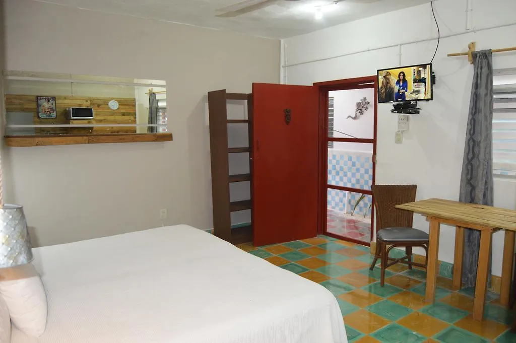 Casona Roja Suite Puerto Morelos Guest house